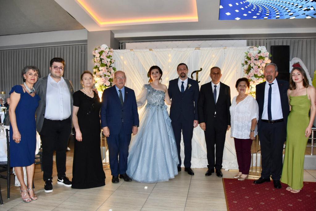 Turhan Toprak’ın kızı Tuğçe Toprak Nişanlandı