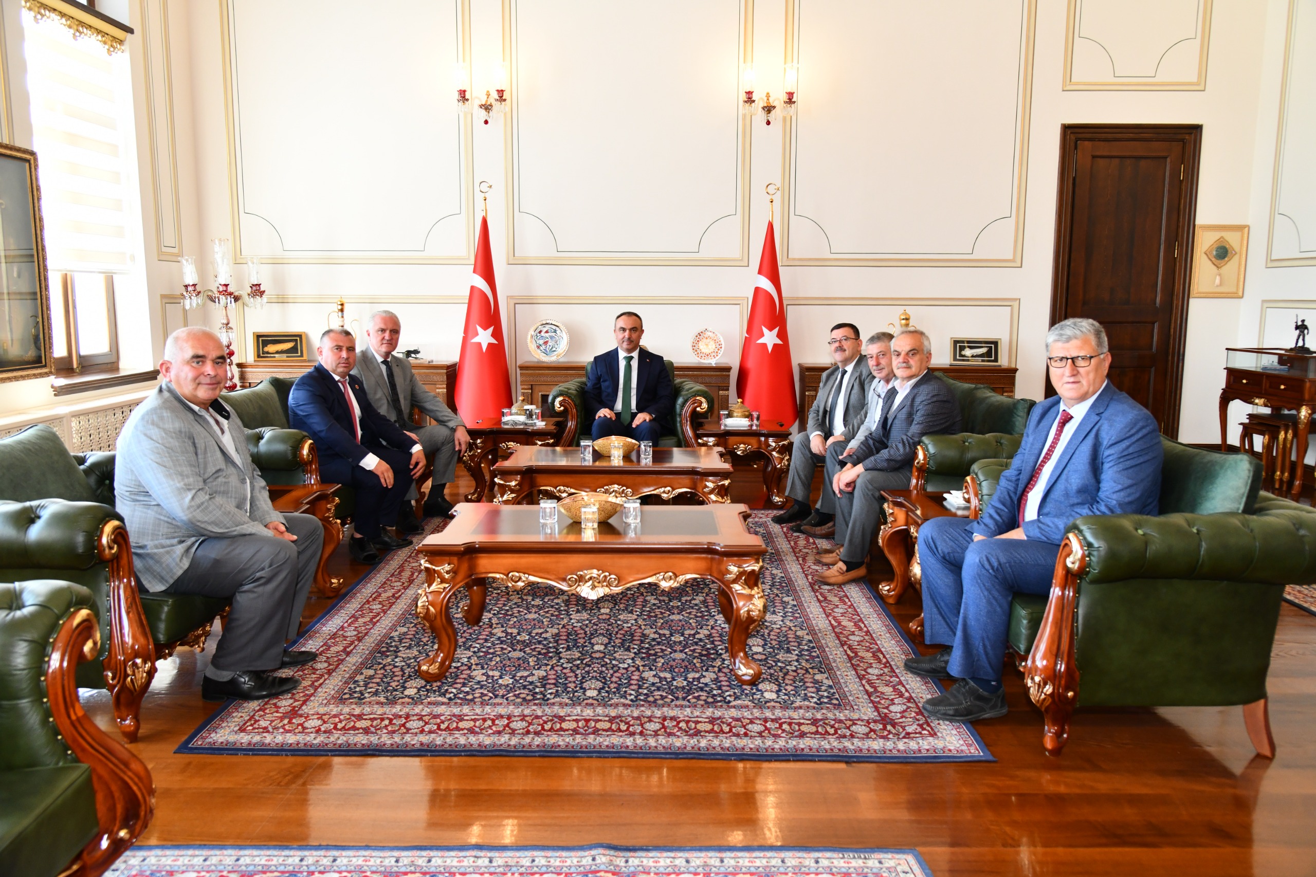 Saray Muhtarlar Derneği Başkanı ve Dernek Üyesi Muhtarlar Vali Soytürk’ü Ziyaret Etti