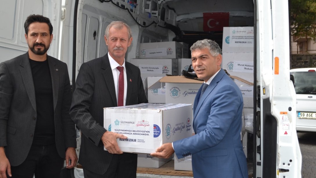 Süleymanpaşa Belediyesi Tarafından Hazırlanan Kırtasiye Malzemeleri, İlçe Milli Eğitim Müdürü Ebubekir ATİLLA’ya Teslim Edildi.