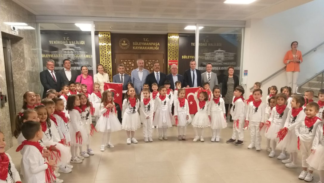 Şehit Öğretmen Neşe Alten Anaokulu Öğrencileri, Süleymanpaşa Kaymakamı  Mustafa GÜLER ve İlçe Milli Eğitim Müdürü Ebubekir ATİLLA’yı makamında ziyaret etti