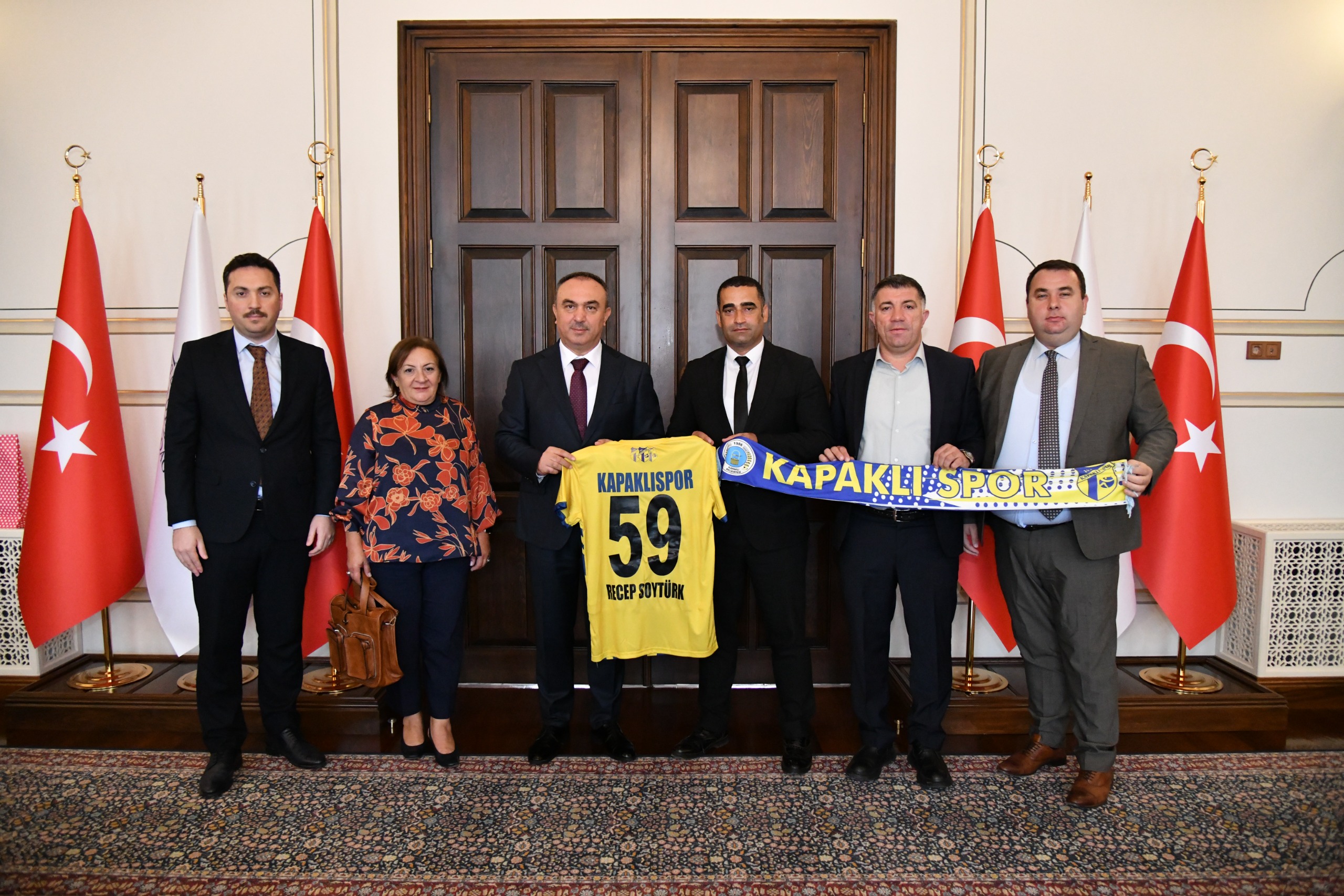 Kapaklı Belediye Başkan Yardımcısı Gökhan Çevik ve Kapaklıspor Kulubü Kulüp Başkanı Cengiz Vural, Vali Recep Soytürk’ü Ziyaret Etti