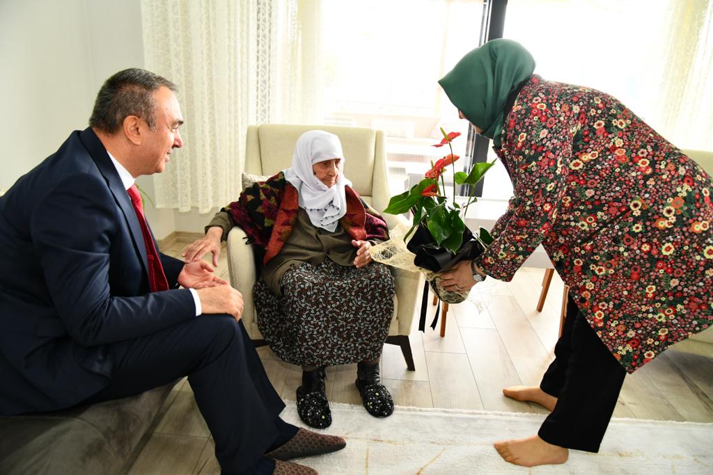 Vali Soytürk ve Eşi Nurdan Soytürk Yaşlı Vatandaşımız Emine Karagülle’yi Ziyaret Etti
