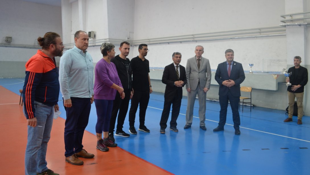 24 Kasım Öğretmenler Günü Münasebetiyle Düzenlenen Öğretmenler Arası Voleybol, Masa Tenisi ve Ayak Tenisi Turnuvasında Kazananlar Belli Oldu