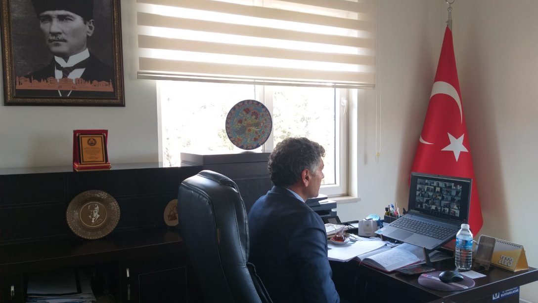 Ebubekir ATİLLA’nın Başkanlığında, Zoom üzerinden Şube Müdürlerimiz ve Tüm Okul/Kurum Müdürlerinin Katılımıyla Değerlendirme Toplantısı Düzenlendi