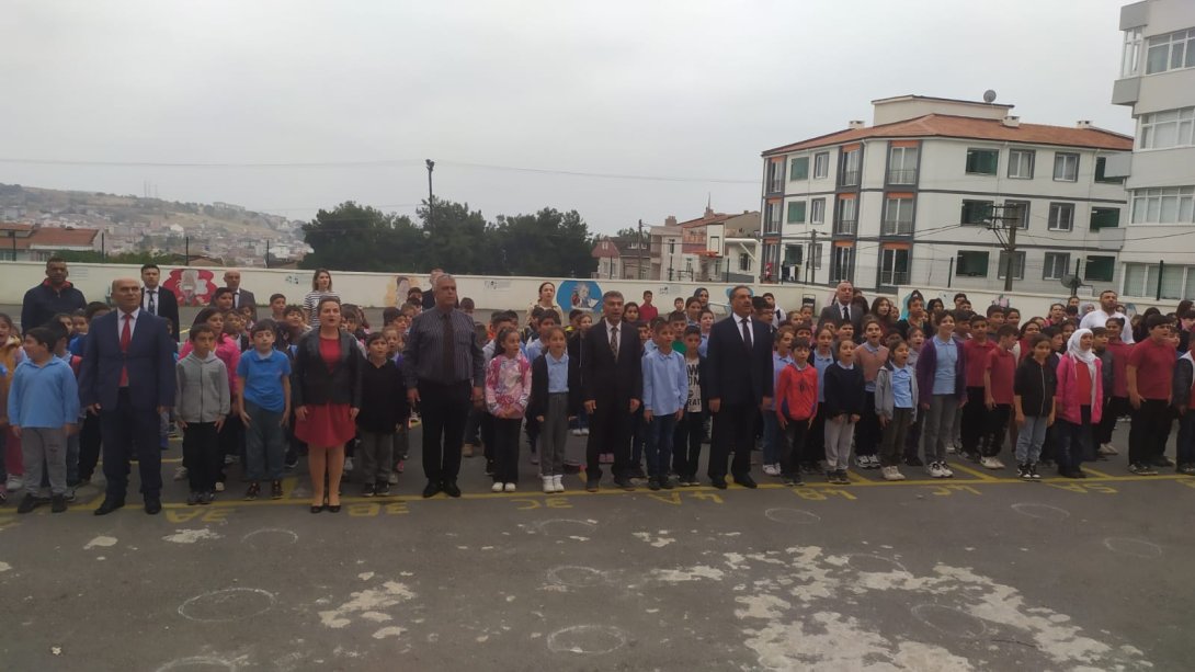 Süleymanpaşa Kaymakamı Mustafa GÜLER ve İlçe Milli Eğitim Müdürü Ebubekir ATİLLA, Kamil Korkmaz Zafer İlkokulunun Bayrak Törenine Katıldı.