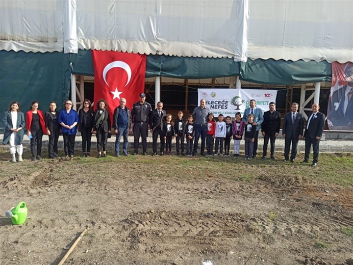 ERGENE İLÇEMİZDE, ‘’GELECEĞE NEFES,CUMHURİYETE NEFES ‘’ PROJESİ KAPSAMINDA 200 ADET FİDAN TOPRAĞA KAVUŞTU.