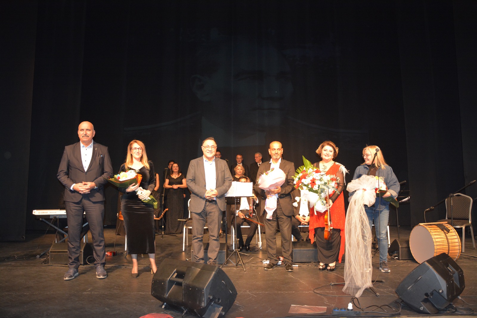 “Atatürk’ün Sevdiği Şarkılar” konserini gerçekleştirdi.