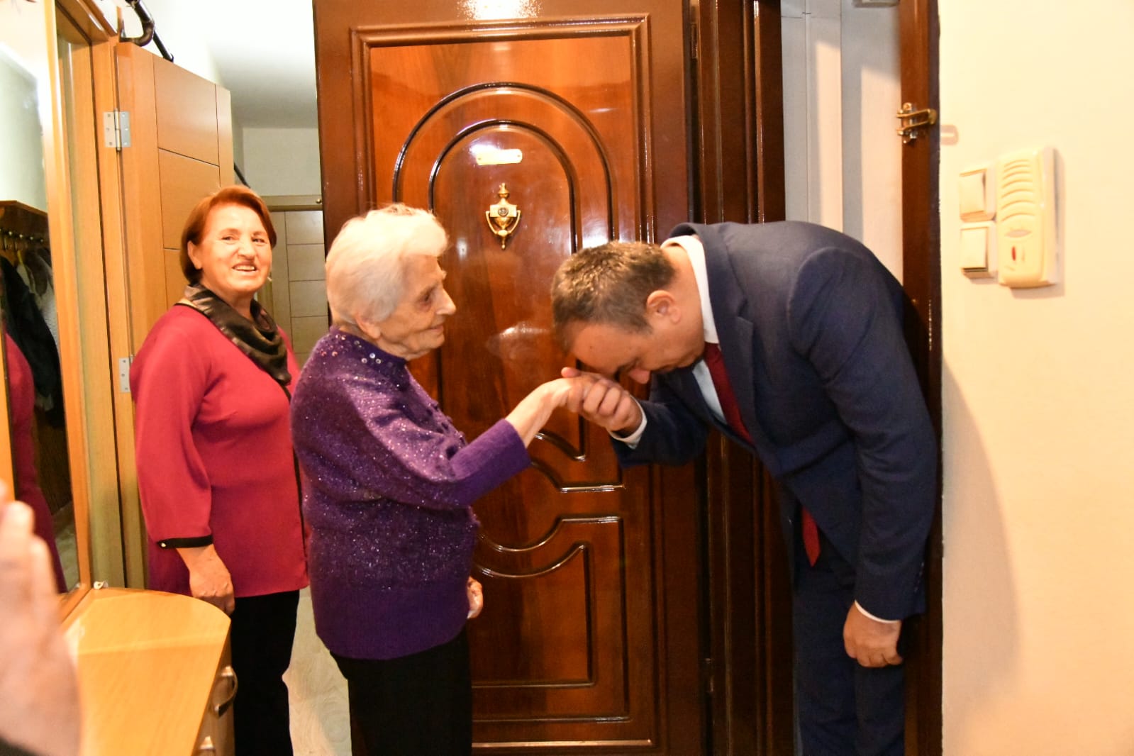 Vali Soytürk ve Eşi Nurdan Soytürk Emekli Öğretmen Bahriye Adalı’yı Ziyaret Etti