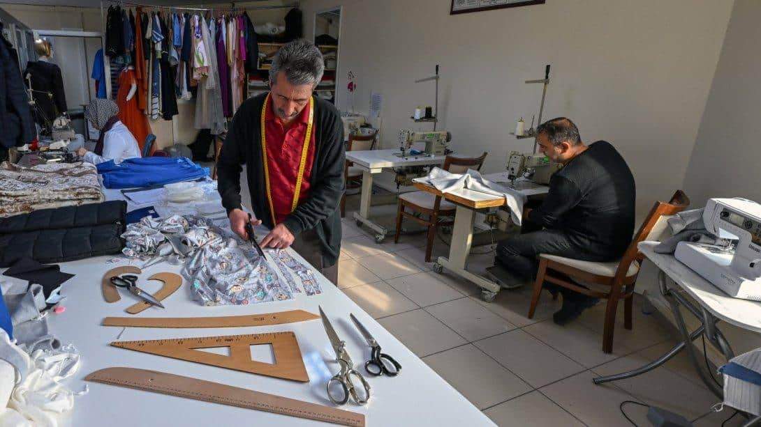 Olgunlaşma Enstitüleri İle Halk Eğitim Merkezleri Gazze’deki Çocuklar İçin Giysi Ve Battaniye Üretiyor