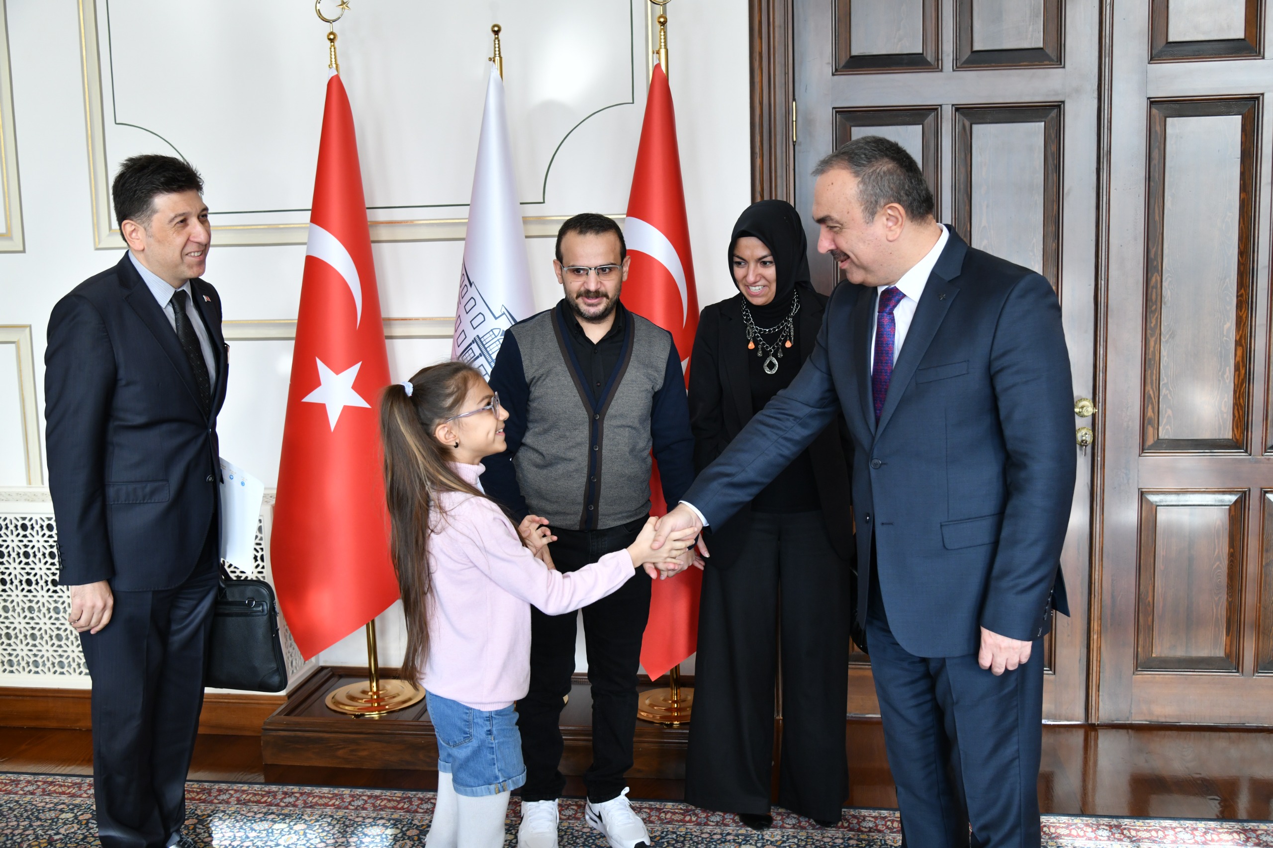 Vali Soytürk İlimizi Temsil Eden Öğretmene Başarı Belgesi Takdim Etti