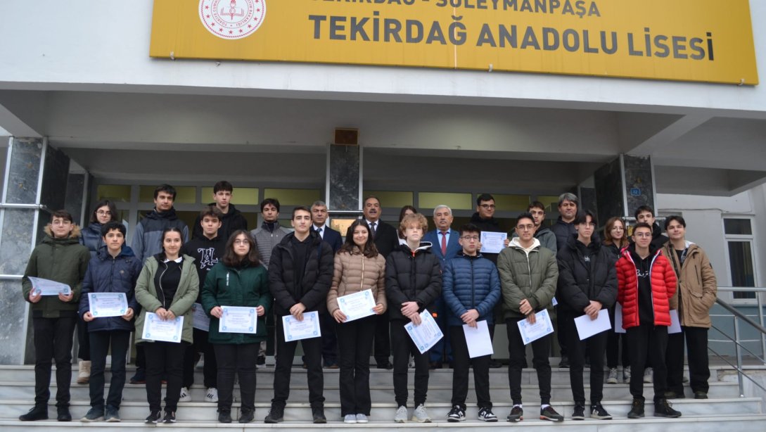 Dereceye Giren Öğrencilerimizin Başarı Belgeleri Ödül Töreninde Teslim Edildi