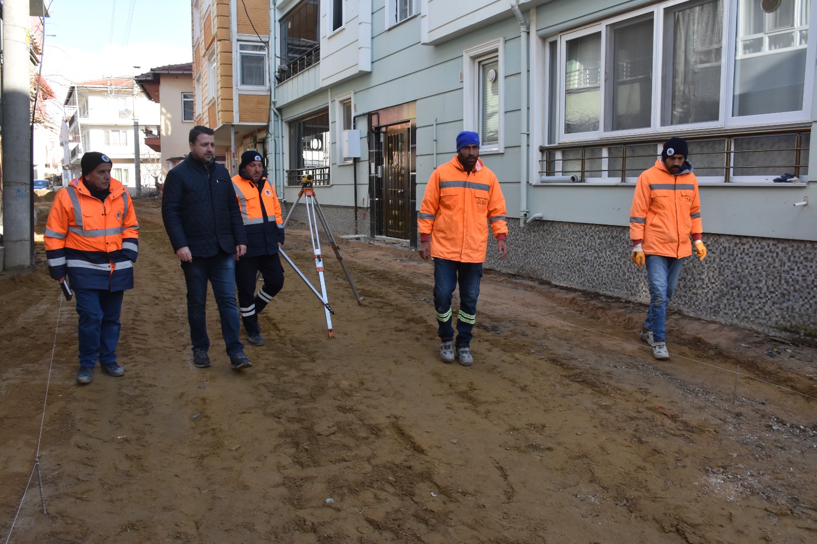 PARKE TAŞ YOL ÇALIŞMALARI GÜNBEGÜN ARTARAK DEVAM EDİYOR