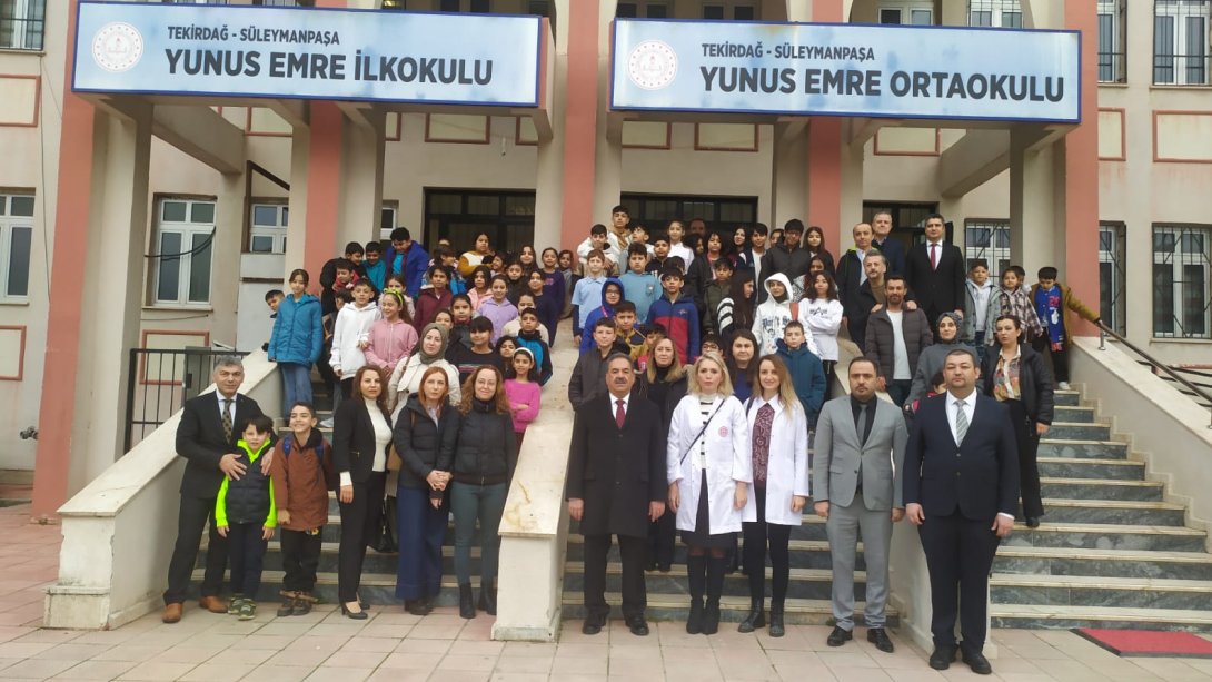 Süleymanpaşa Kaymakamı  Mustafa GÜLER ve İlçe Milli Eğitim Müdürü Ebubekir ATİLLA, Yunus Emre İlkokulu-Ortaokulunun Bayrak Törenine katıldı.