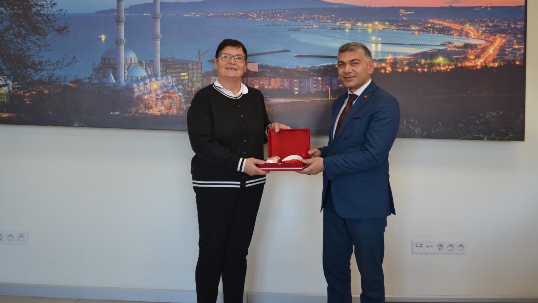 İlçe Milli Eğitim Müdürü  Ebubekir ATİLLA’yı Tekirdağ Kızılay Şube Başkanı  Hamiyet ÇİZEN Makamında Ziyaret Etti
