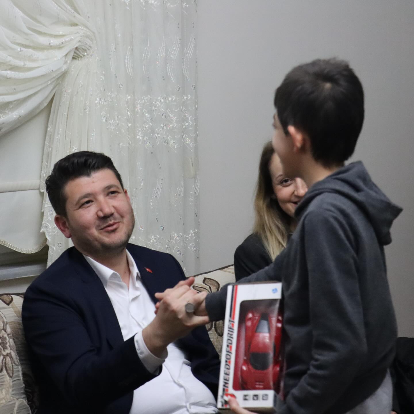 O BAŞKAN ADAYI KAPI KAPI GEZİYOR GÖNÜLLERE DOKUNUYOR