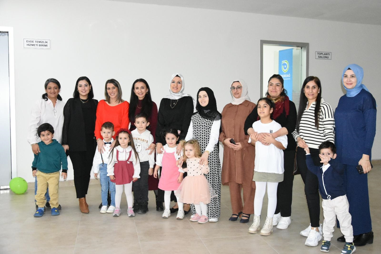 KADIN ÇALIŞMALARI ATÖLYESİ İLE ÇOCUK ETKİNLİKLERİ GRUBU KATILIMCILARI İÇİN BELGE TÖRENİ DÜZENLENDİ