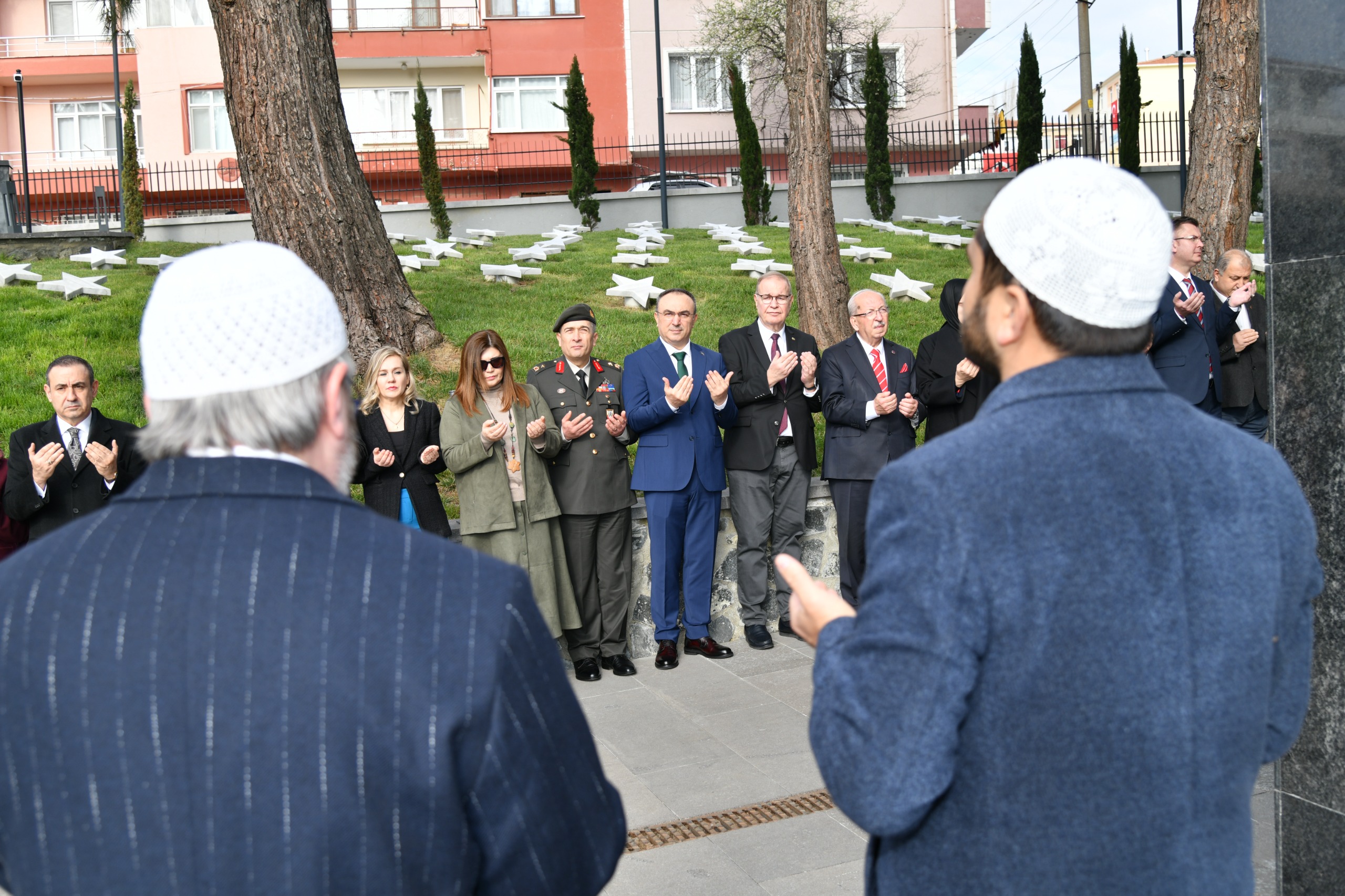 Vali Soytürk 18 Mart Şehitleri Anma Günü ve Çanakkale Zaferi’nin 109. Yıldönümü Münasebetiyle Şehitliği Ziyaret Etti