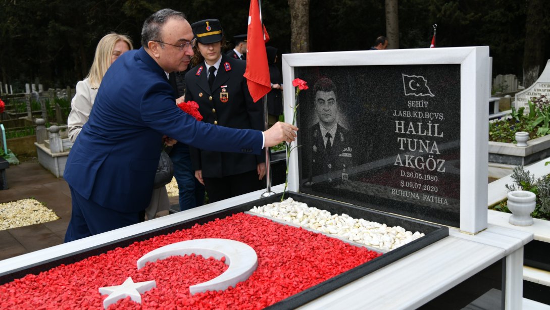 Vali Soytürk 18 Mart Şehitleri Anma Günü ve Çanakkale Zaferi’nin 109. Yıldönümü Münasebetiyle Şehitliği Ziyaret Etti