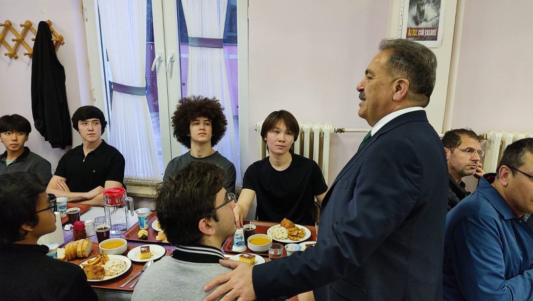 Mustafa GÜLER, İlçemiz Ebru Nayim Fen Lisesi Pansiyonunda Düzenlenen İftar Programına Katıldı