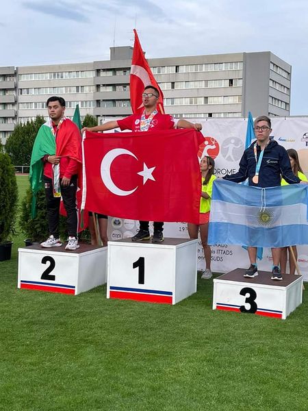 Özel Milli atletimiz Emirhan Akçakoca, uzun atlamada dünya rekoru kırdı