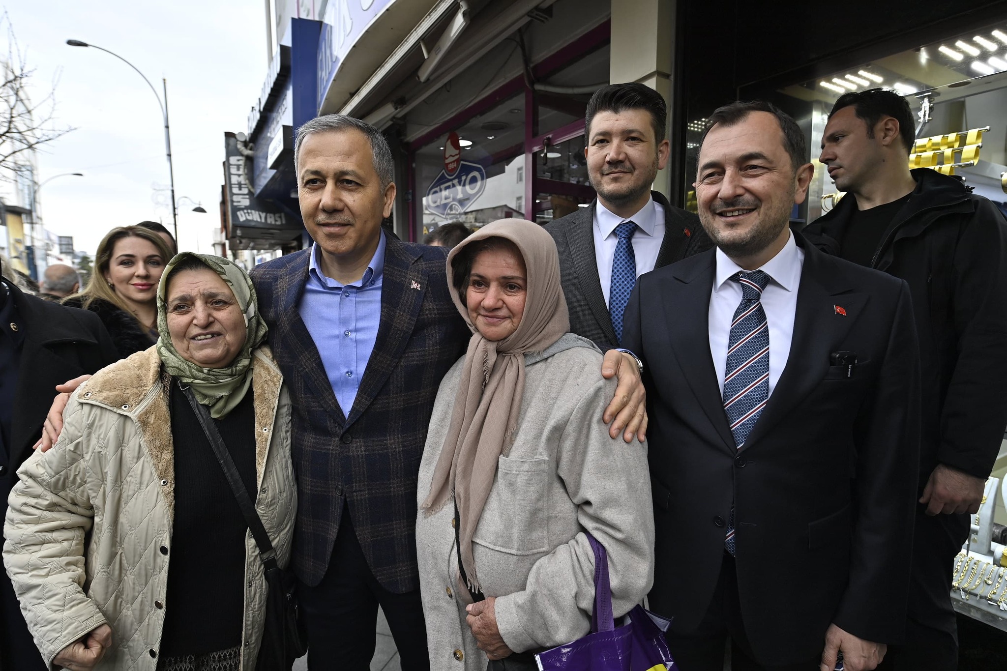 İçişleri Bakanı  Ali Yerlikaya Süleymanpaşa esnafını Ziyaret Etti