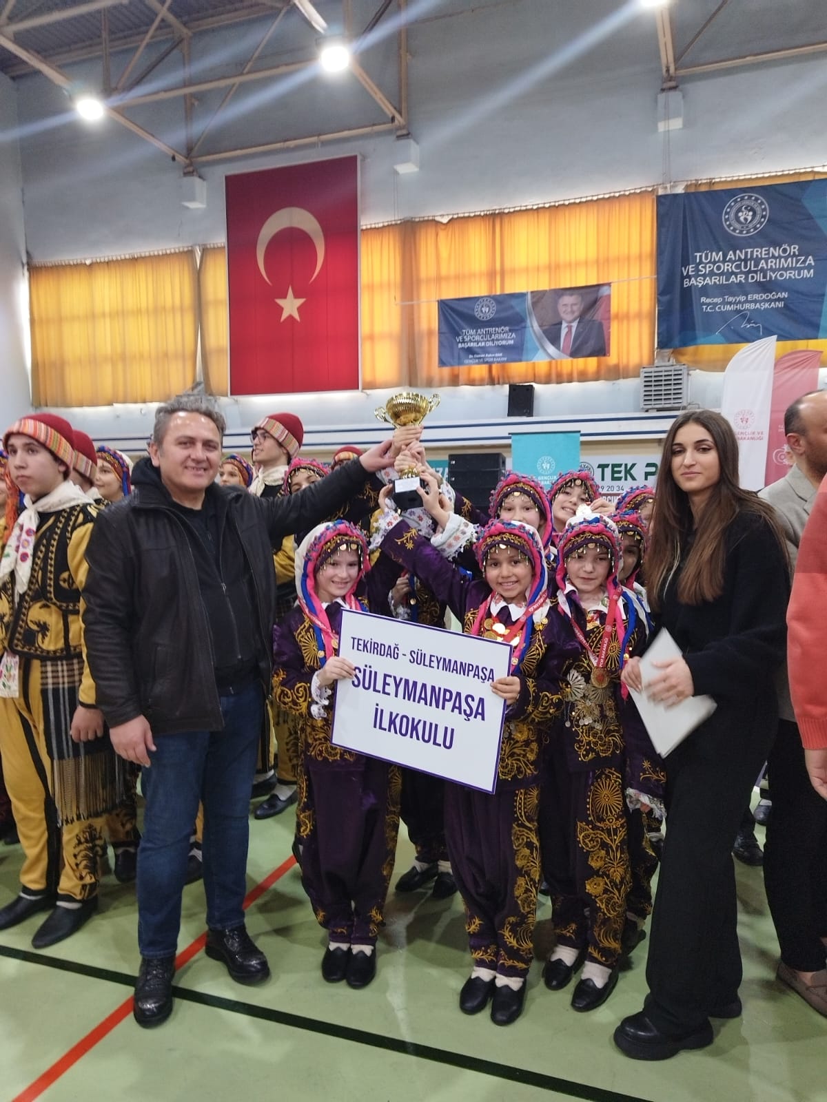 HALKOYUNLARI YARIŞMASINDA BİRİNCİ OLDULAR
