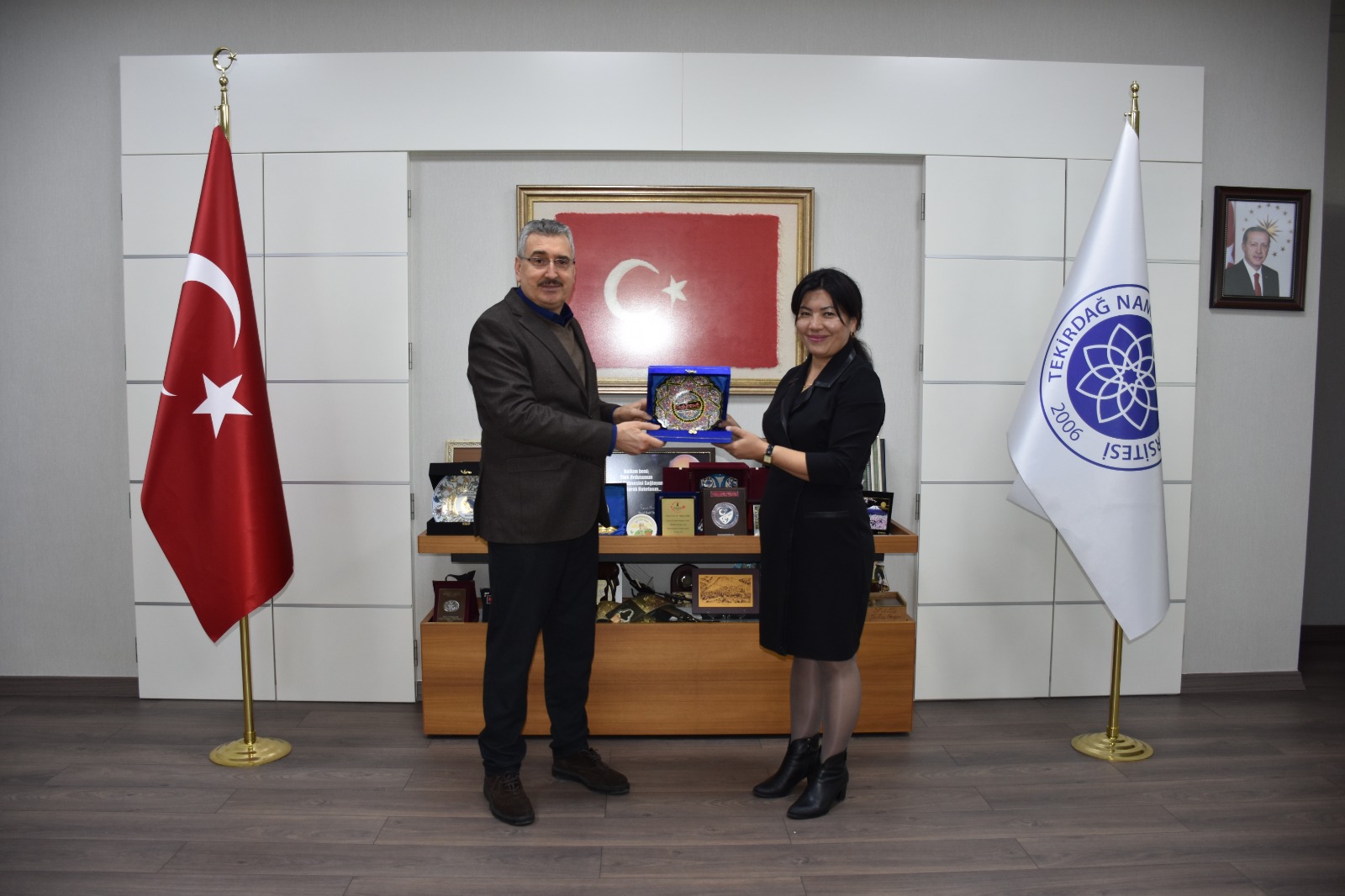 Özbek Öğrencilerden Rektörümüze Ziyaret