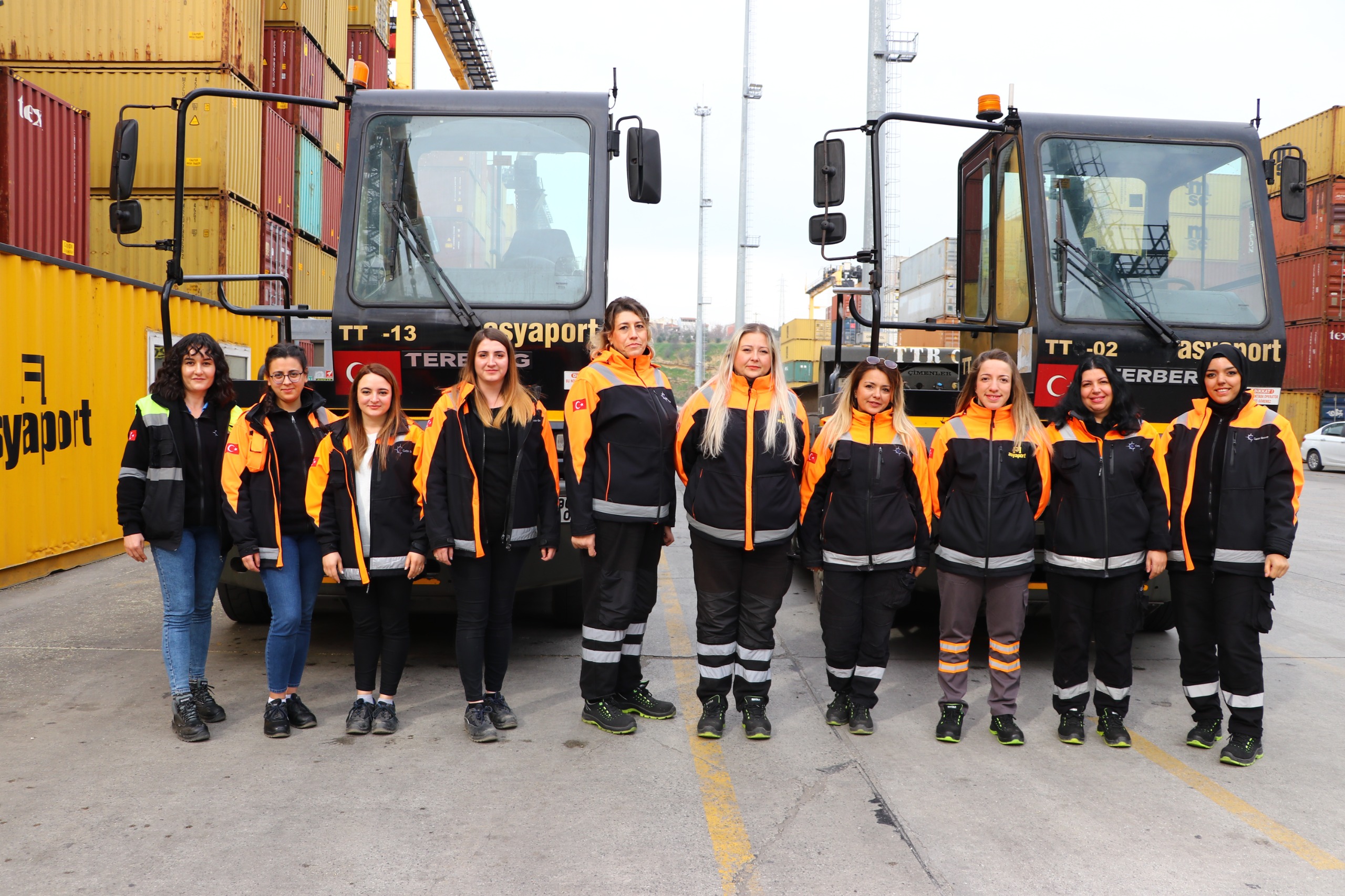 ASYAPORT’UN YÜKÜNÜ KADINLAR TAŞIYOR
