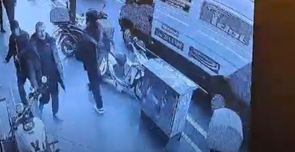 TEKİRDAĞ HÜKÜMET CADDESİNDE VAHŞİ SALDIRI ANI KAMERALARA YANSIDI