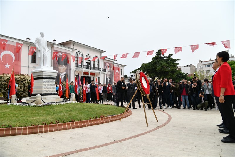 23 Nisan çelenk sunma töreni düzenlendi