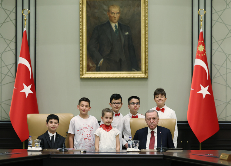 Cumhurbaşkanı Erdoğan, çocukları kabul etti