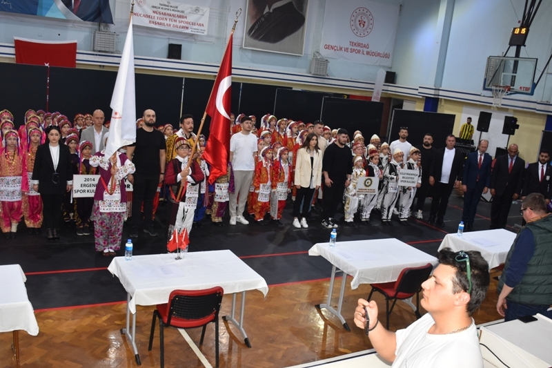 HALKOYUNLARI YARIŞMASI NEFES KESTİ.