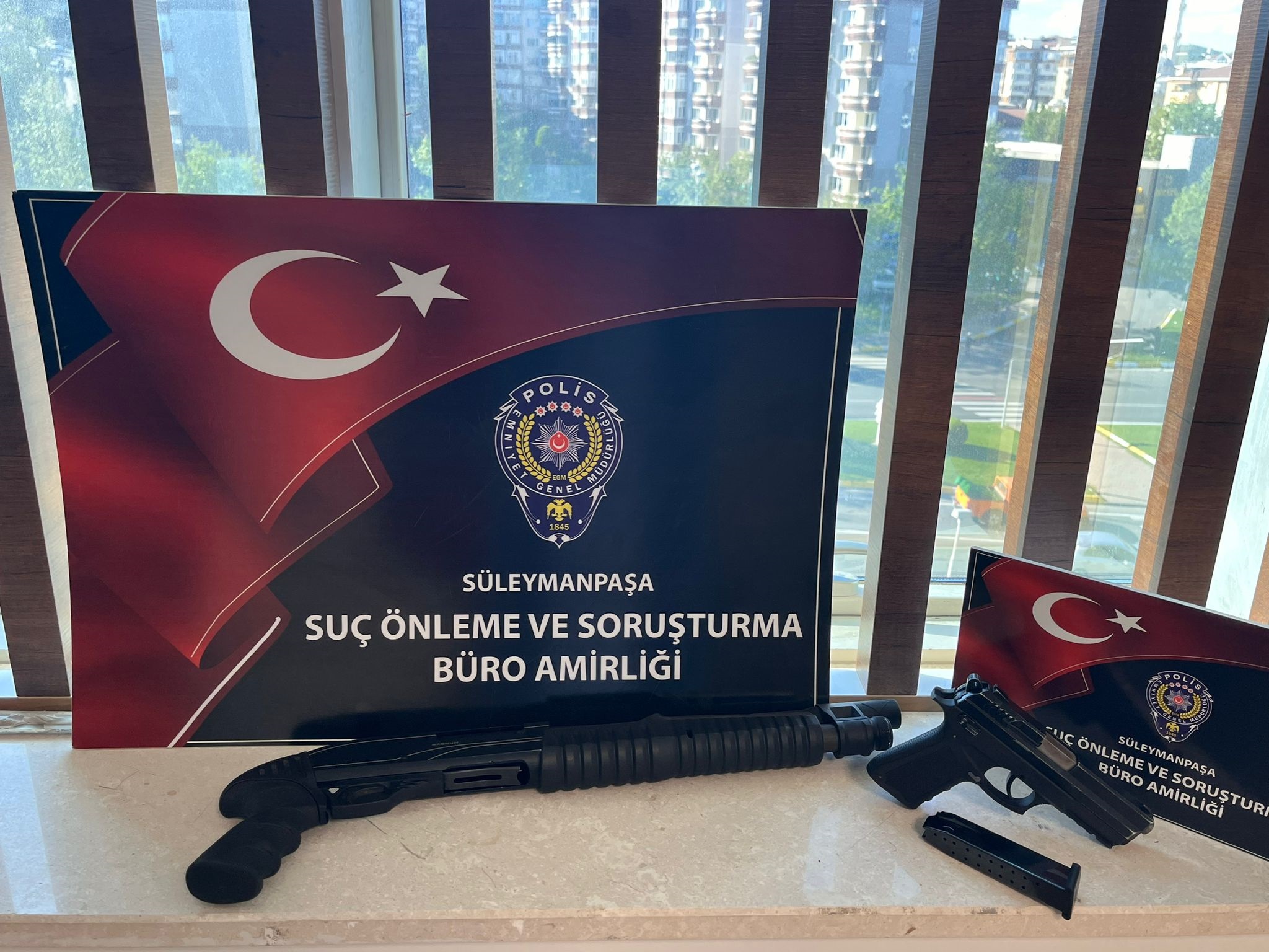 İki kişi tutuklandı