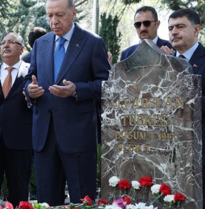Cumhurbaşkanı Erdoğan’dan Alparslan Türkeş’in mezarına ziyaret