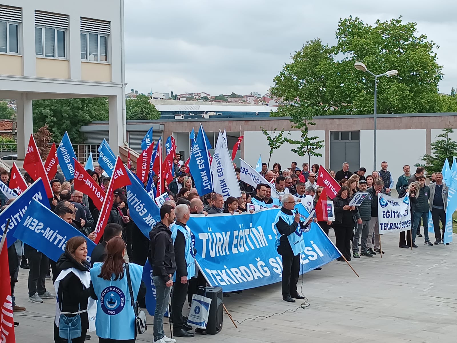 Siyah Kokart/Kurdelelerimizle Bugün İlk Derse Girmiyoruz, Yarın İş Bırakıyoruz!