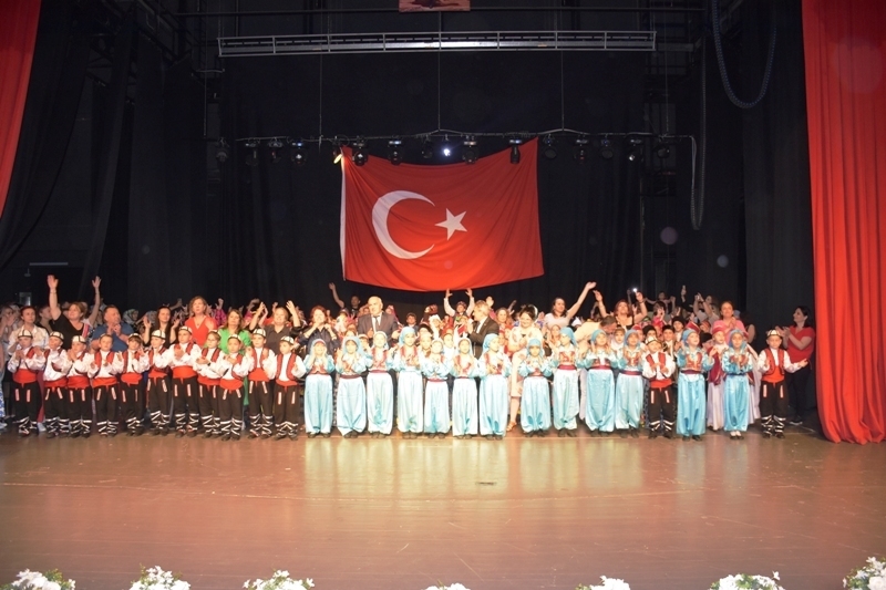 SÜLEYMANPAŞA İLKOKULU YIL SONU HALK OYUNLARI SUNUM PROGRAMINA YOĞUN İLGİ OLDU