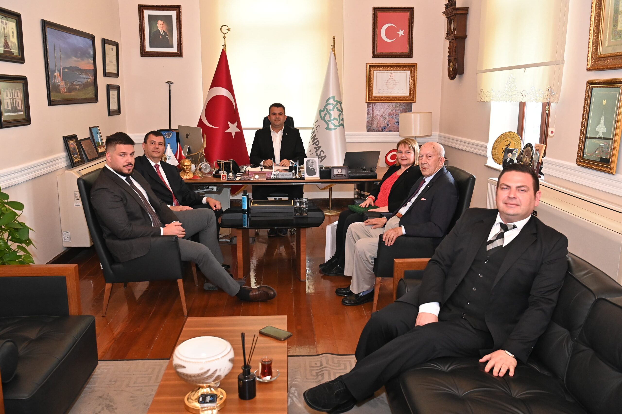 Macaristan İstanbul Başkonsolosu Dr. Attila PintérBaşkan Nallar’ı ziyaret etti