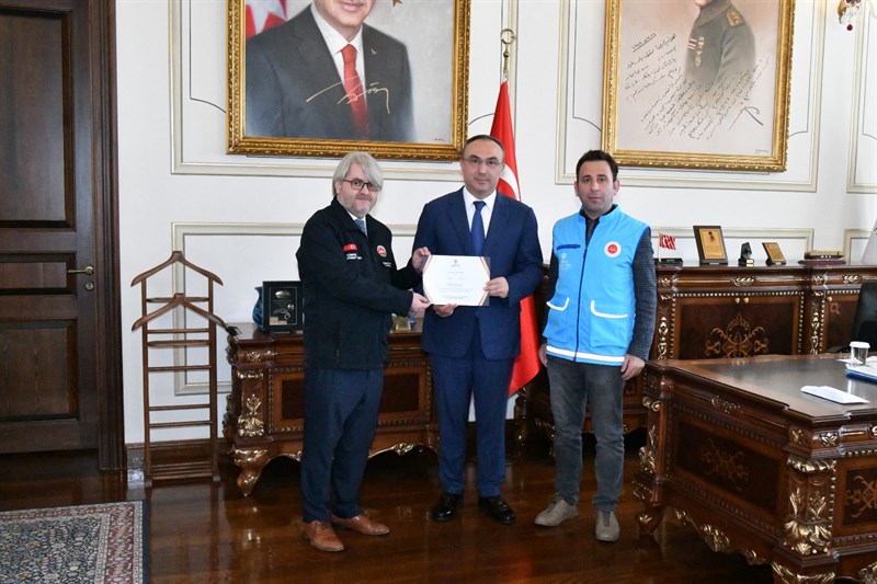 Vali Soytürk ve Eşi Nurdan Soytürk Kurbanını Türkiye Diyanet Vakfına Bağışladı
