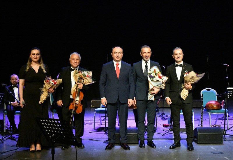Vali Soytürk ve Eşi Nurdan Soytürk Nevzat Avcı Korosu’nun Konserini İzledi