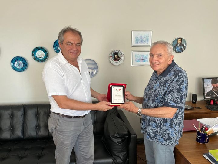 Op.Dr. Adem Dalgıç : Plaketimizi kendisi adına takdim ettik.