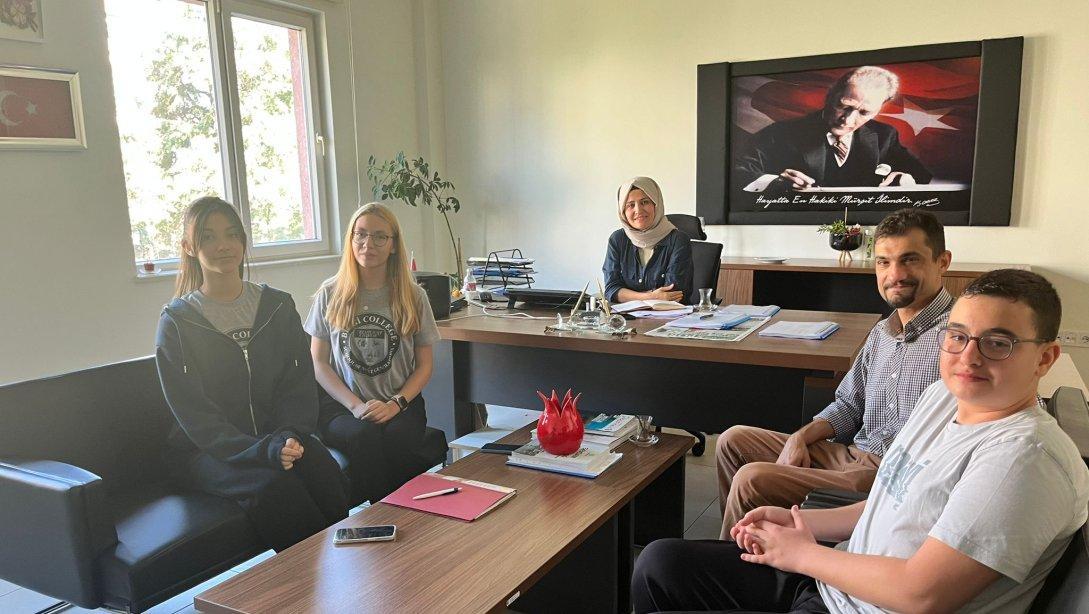 Bilgi Koleji öğrencileri ve Almanca Öğretmeni Ali Serdar YAVUZ Şube Müdürümüz Melek TEMEL’e ziyarette bulunarak, yapmak istedikleri projeleri paylaştılar.