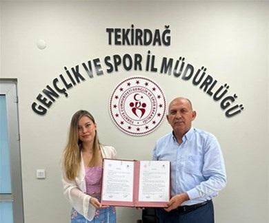 GENÇLİK VE SPOR İL MÜDÜRLÜĞÜ VE PİRAMİT DİL AKADEMİSİ KURUCUSU ÖZLEM COŞKUN ARASINDA PROTOKOL İMZALANDI.