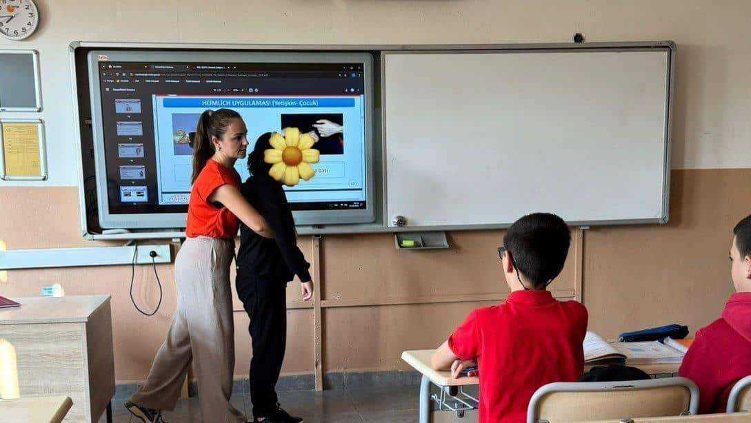 Karadeniz Ortaokulunda Dünya İlkyardım Günü etkinlikleri kapsamında öğrencilere ve okul personeline bilgilendirme sunumları yapıldı