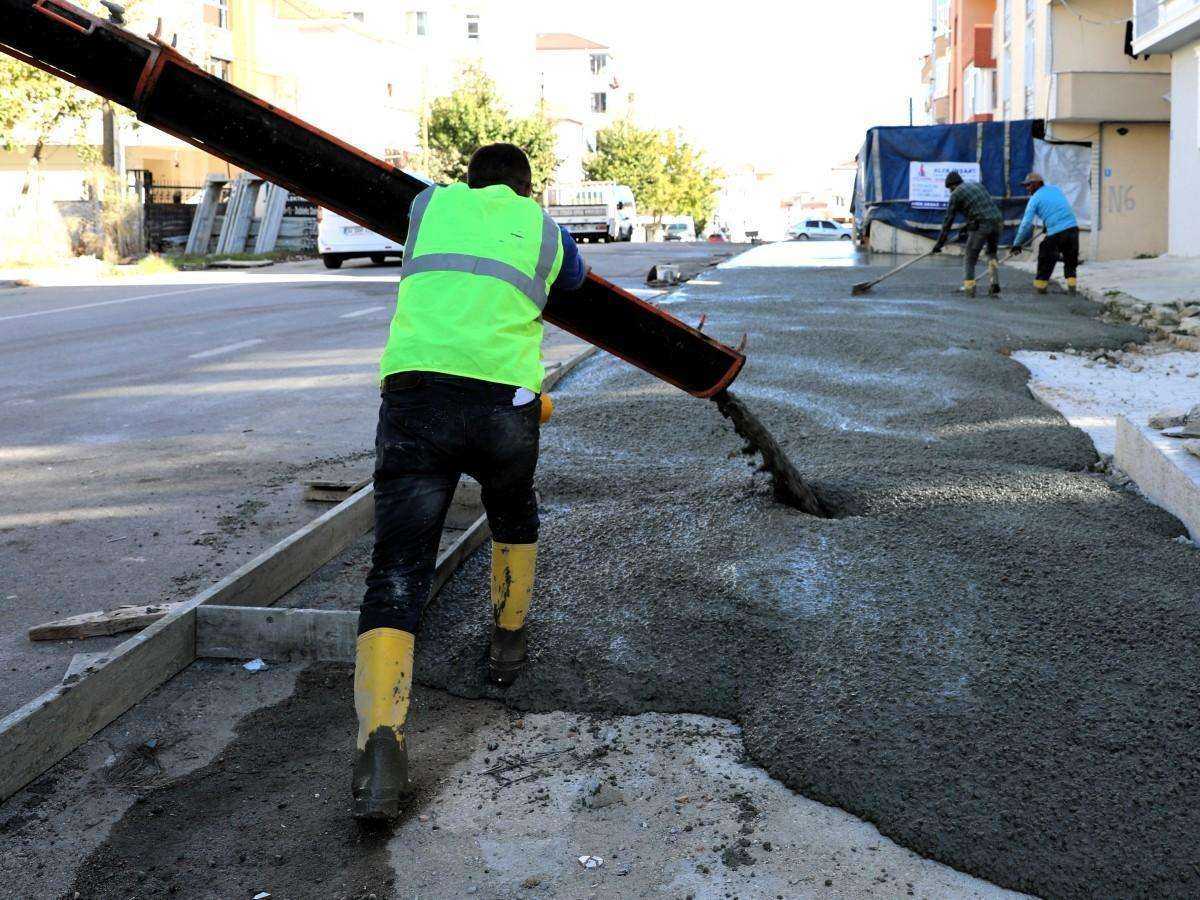 2 MAHALLEMİZDE BETON KALDIRIM ÇALIŞMASI YAPILIYOR