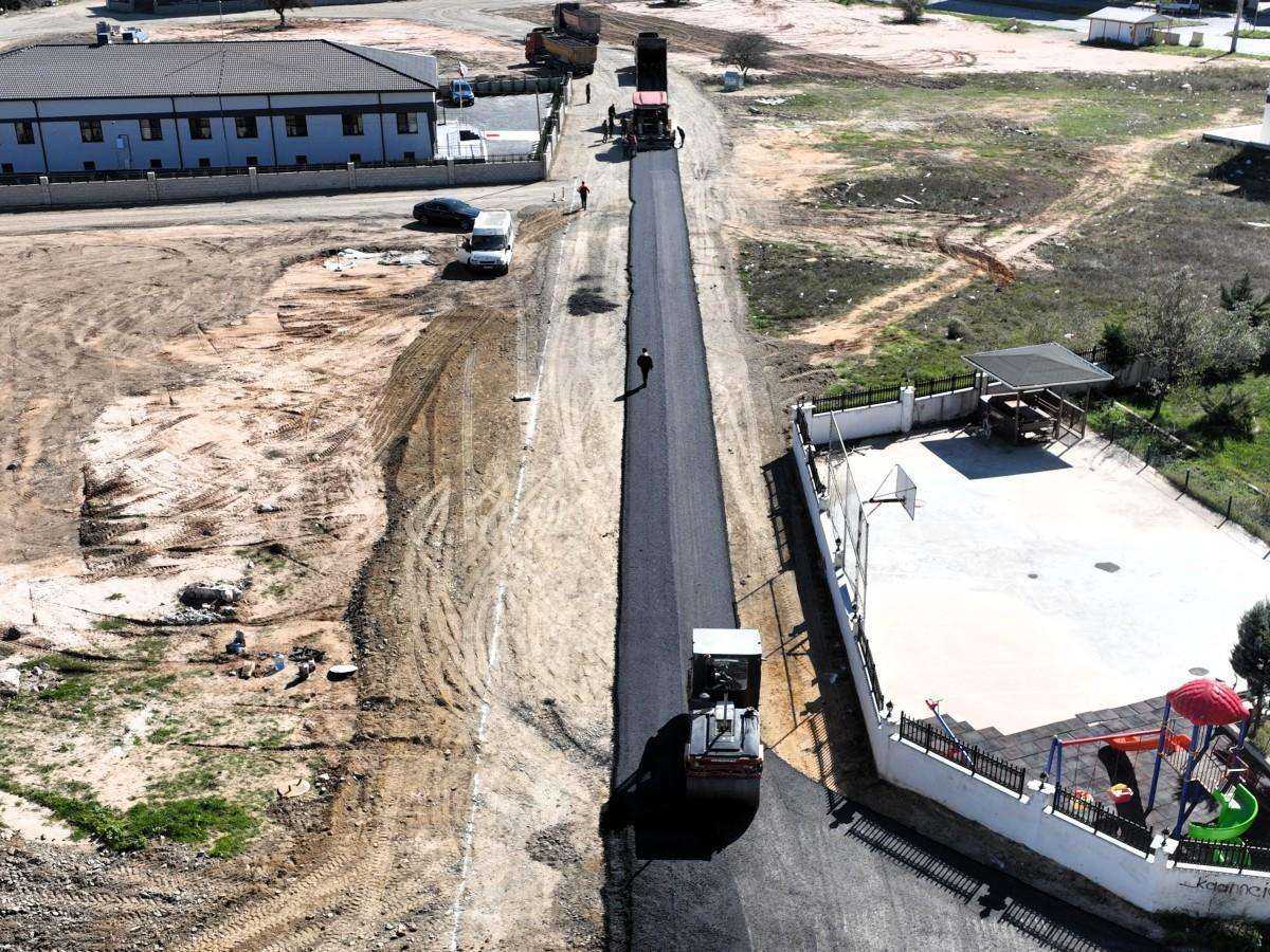 4 SOKAKTA SICAK ASFALT KAPLAMA ÇALIŞMASI YAPILIYOR