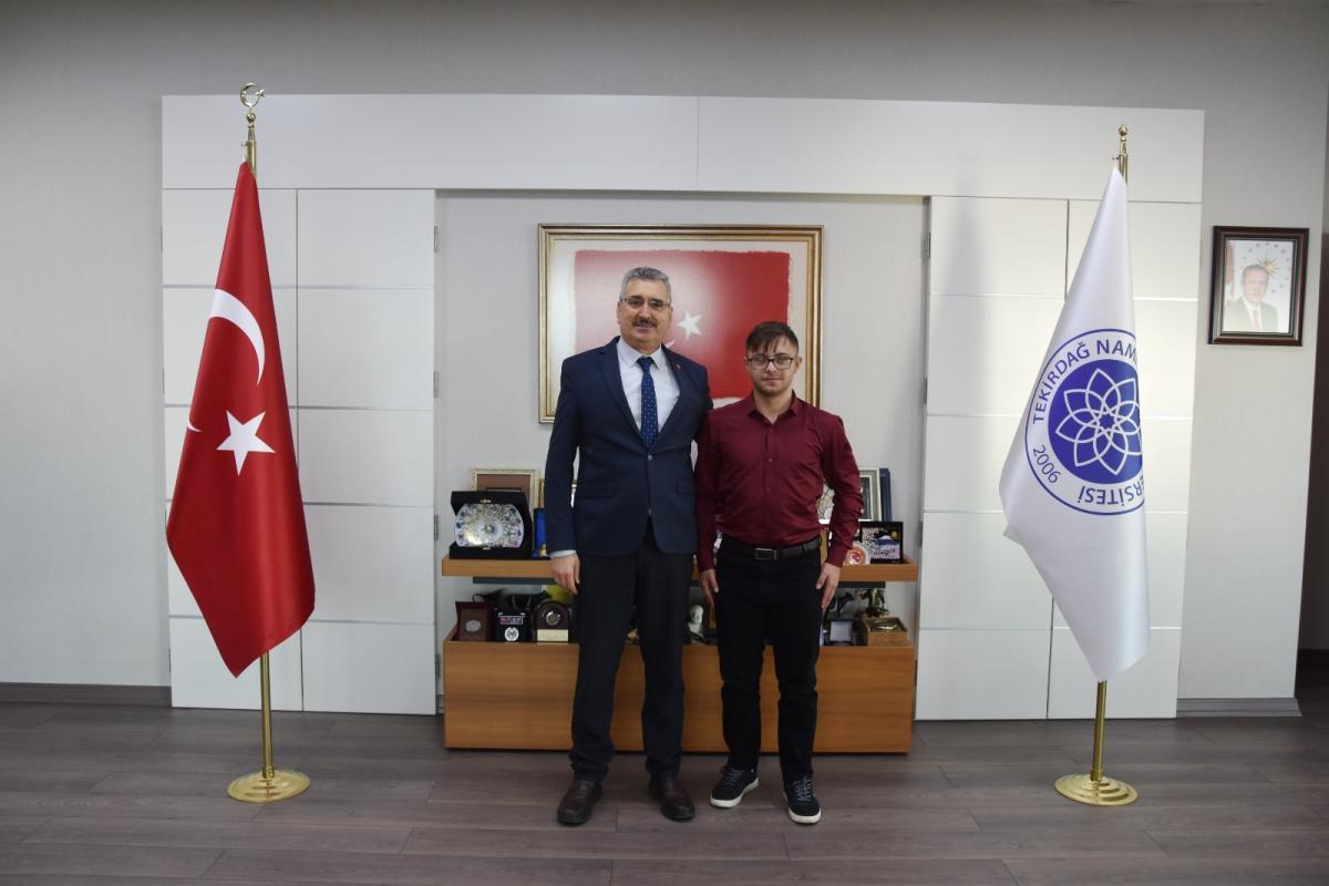 Dünya Şampiyonu Öğrencimiz Millî Atlet Emirhan AKÇAKOCA’dan Rektörümüze Ziyaret