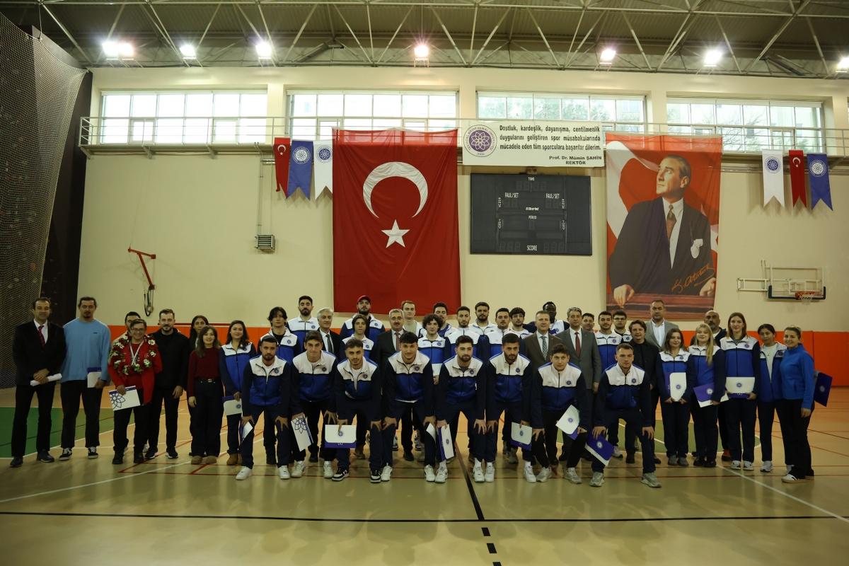 Üniversitemiz Rektörü Prof. Dr. Mümin ŞAHİN Başarılı Sporcularımızı Tebrik Etti