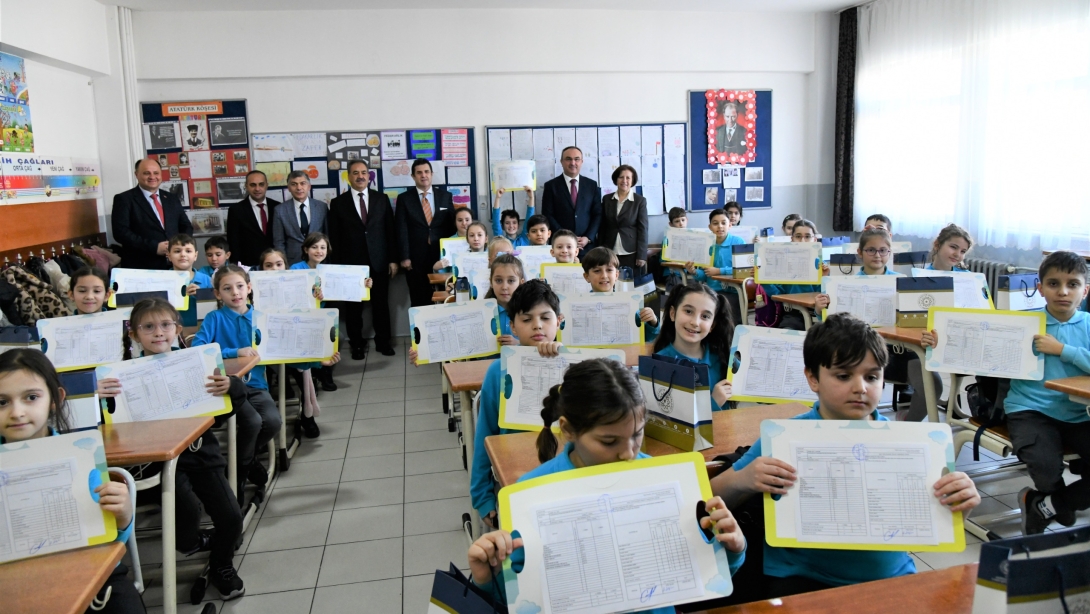İlkokul Öğrencileri Karnelerini Vali Soytürk’ten Aldılar