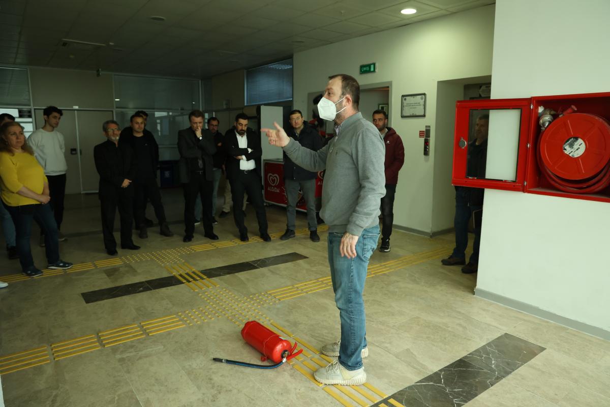 ÜNİVERSİTEMİZ REKTÖRLÜK BİNASINDAKİ BİRİMLERİMİZDE GÖREV YAPAN PERSONELİMİZE “YANGINA MÜDAHALE VE YANGIN SÖNDÜRME EĞİTİMİ” VERİLDİ Yeni