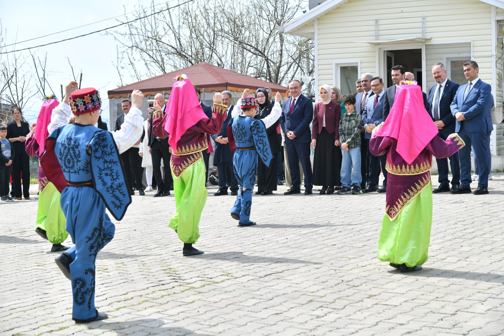 Aile ve Sosyal Hizmetler Bakanı Göktaş ve Vali Soytürk Çocuk Evlerini Ziyaret Etti